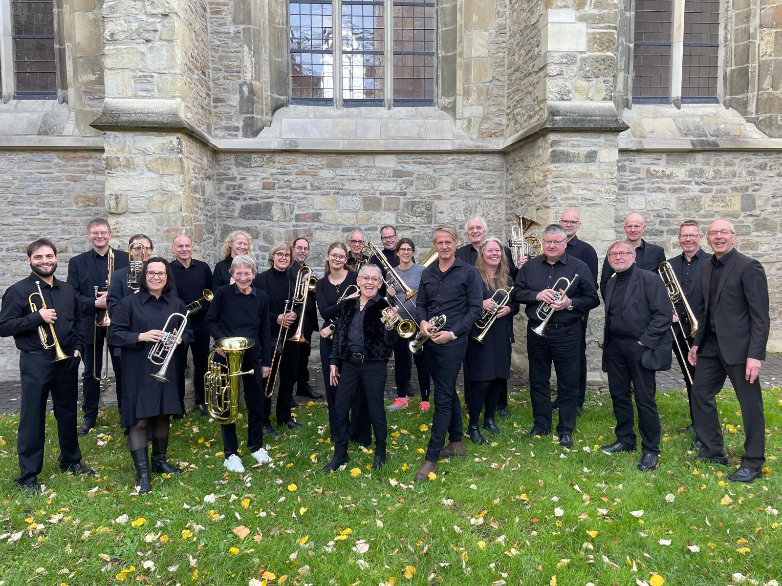 Das Blechbläserensemble mit seinen Instrumenten vor der Apostelkirche Münster